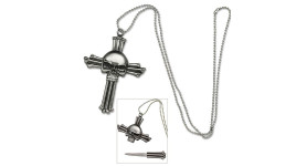 Collier avec pendentif en forme de croix et tête de mort avec lame cachée.